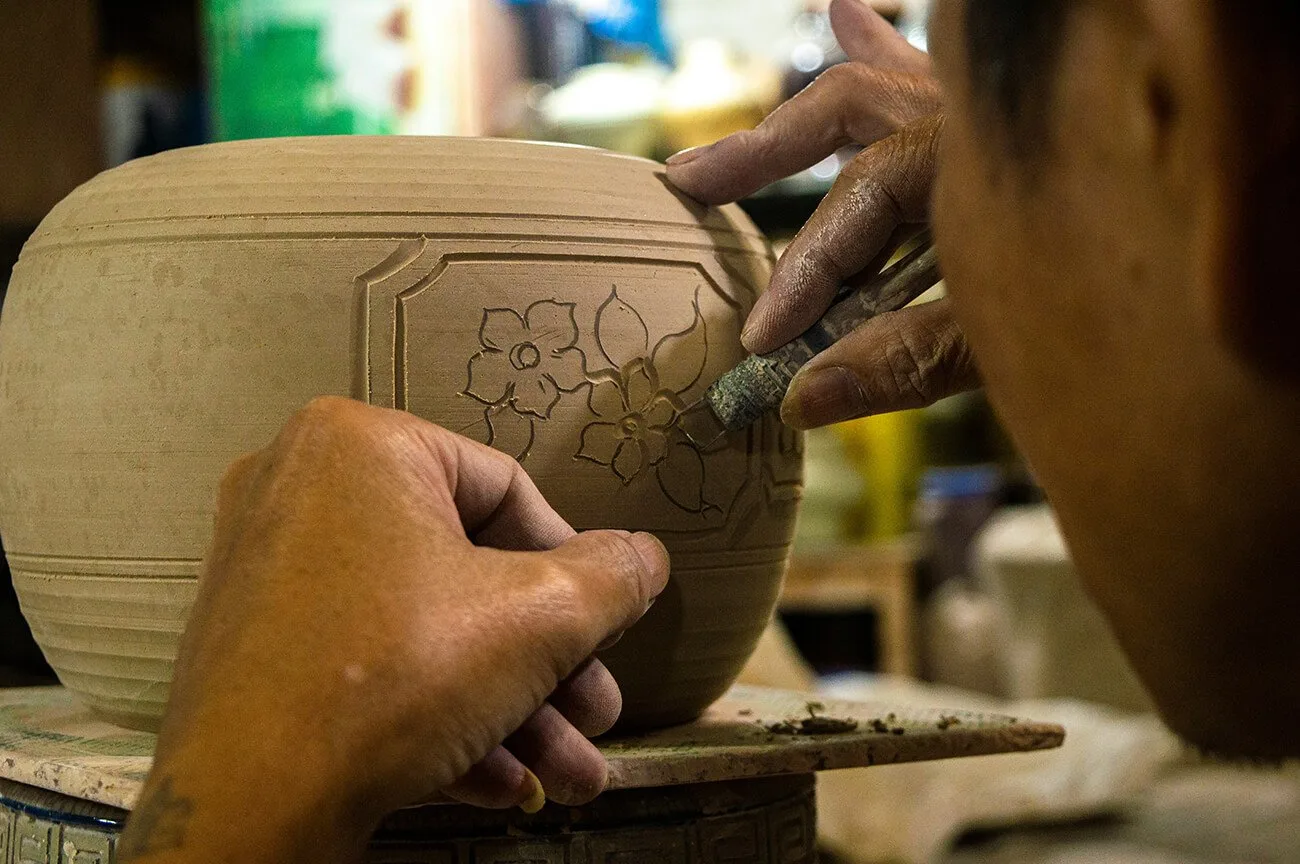 Reveal the Glazing Techniques Used in Bat Trang Ceramics
